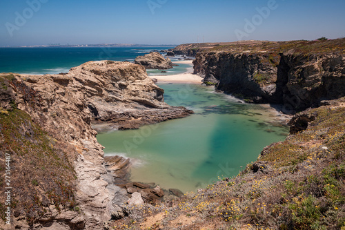 A Rota dos Pescadores na costa Vicentina, situada no sudoeste de Portugal, é caracterizada pelas suas formações rochosas e praias de águas cristalinas. © MPSilva