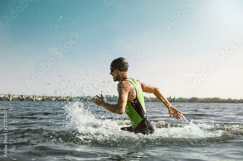 Fotografie Professional triathlete swimming in river's open water