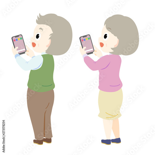 シニア世代のスマホ操作（明るい笑顔）