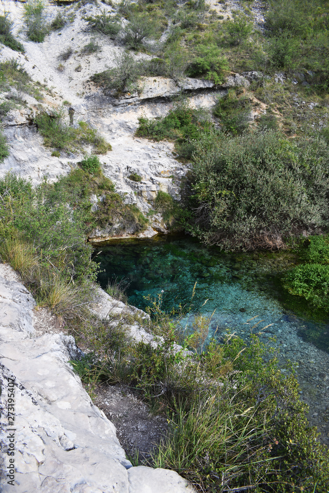 Lago de agua azul y cristalina entre montañas de caliza. Lago de agua azul y cristalina entre montañas de caliza.