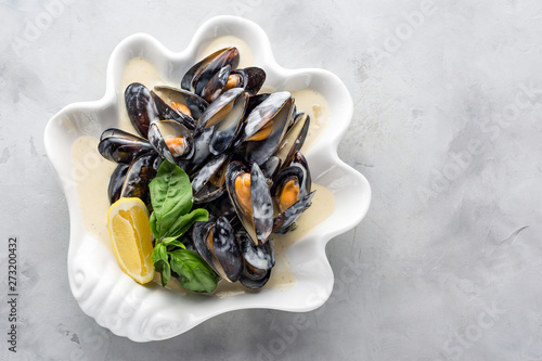 mussels in cream sauce with lemon and fresh basil