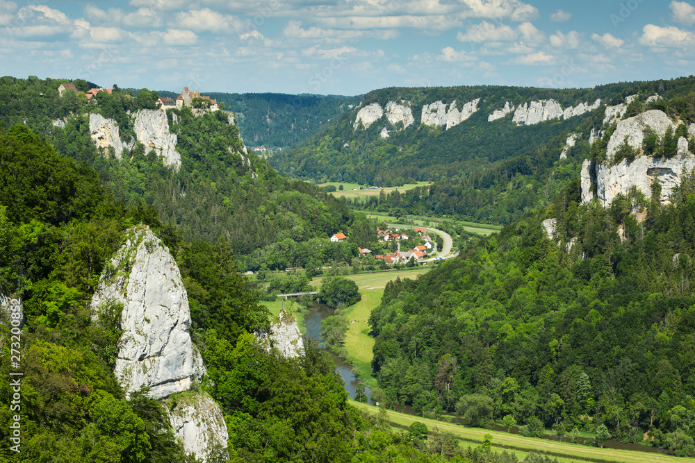 Wildromantisches Oberes Donautal. Ausblick vom Eichfelsen aus, bei Irndorf