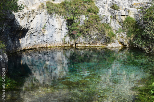 Fototapeta Naklejka Na Ścianę i Meble -  Lago de agua azul y cristalina entre montañas de caliza.