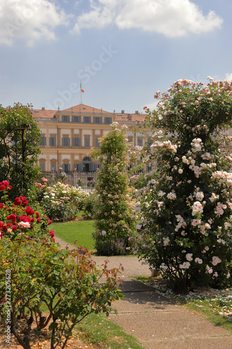 villa reale e piante di rose monza in italia, royal villa and rose plants in monza city in italy  © picture10