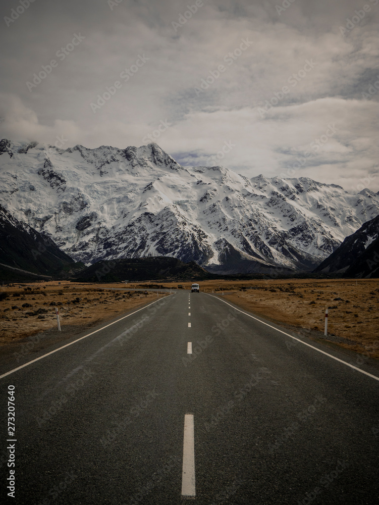 Naklejka premium Lonely Road