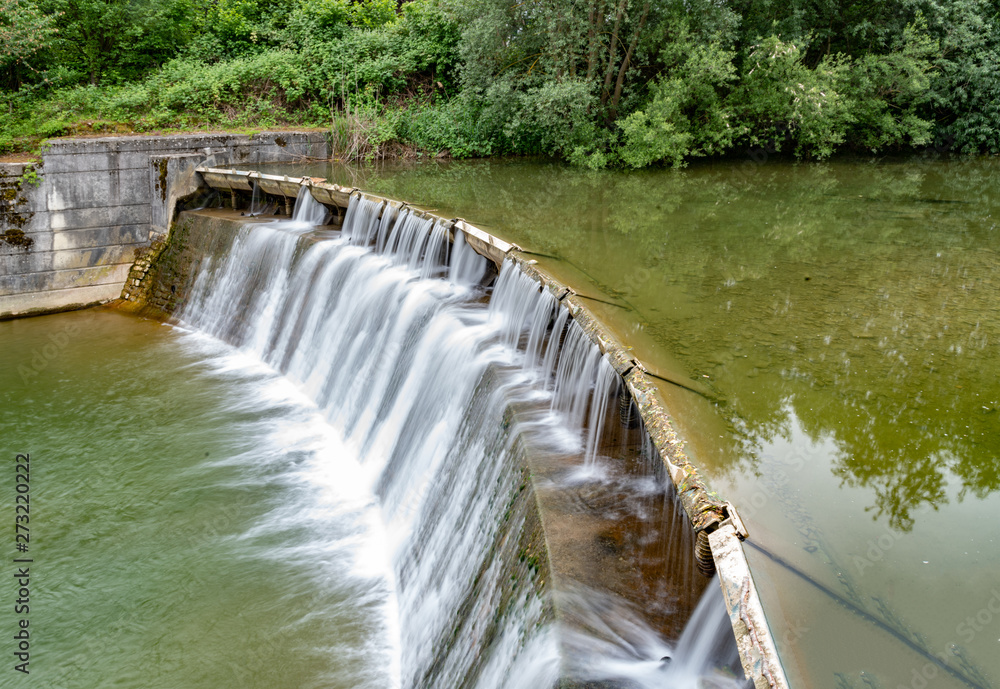 Obraz premium Wehr am Fluss
