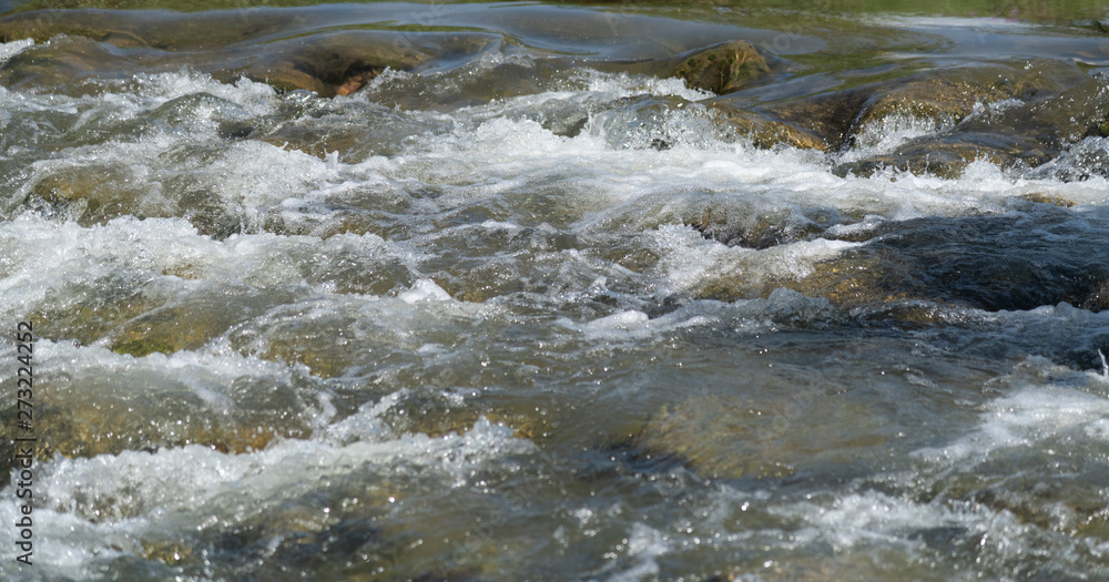 Schaumkronen im Fluss