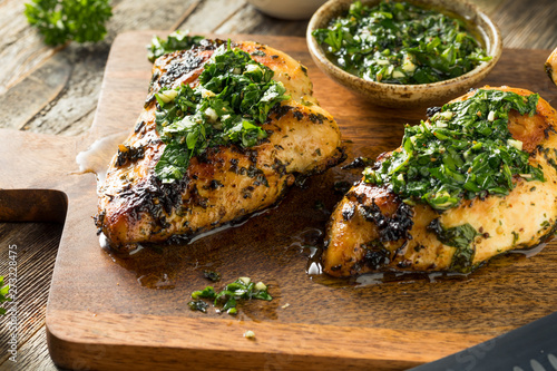 Foto Homemade Grilled Chimichurri Chicken Breast