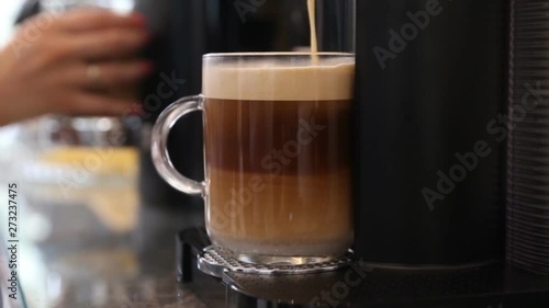 Automatic coffee machine with coffee capsules or coffee pods