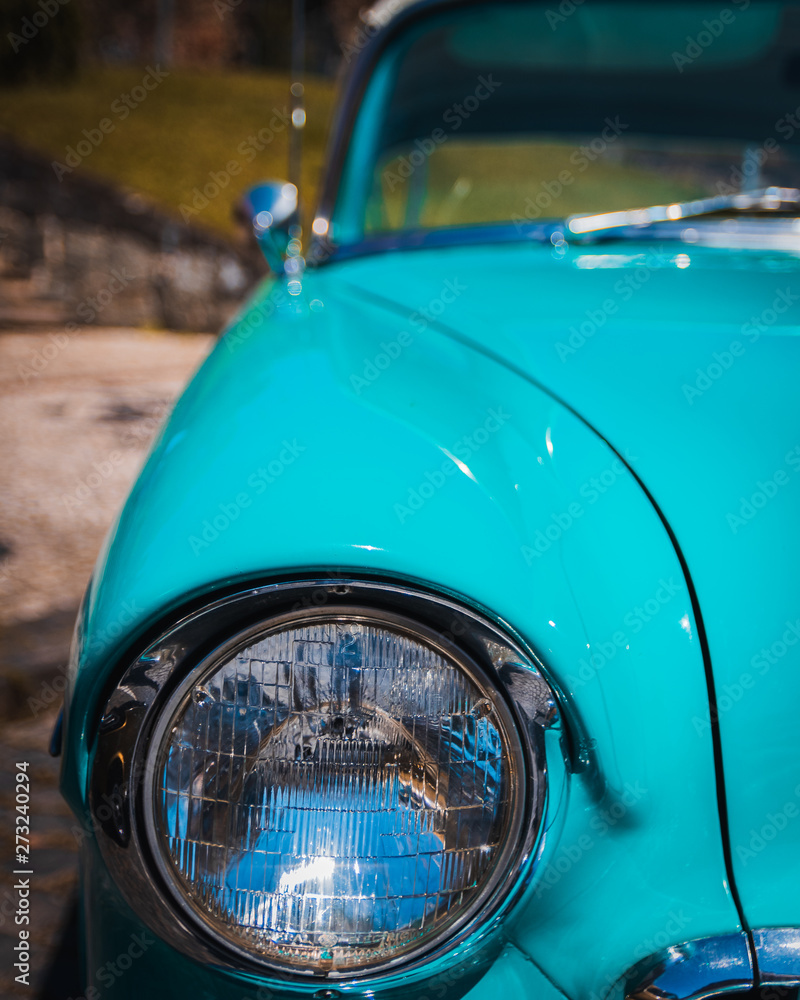 Um carro azul Um carro azul