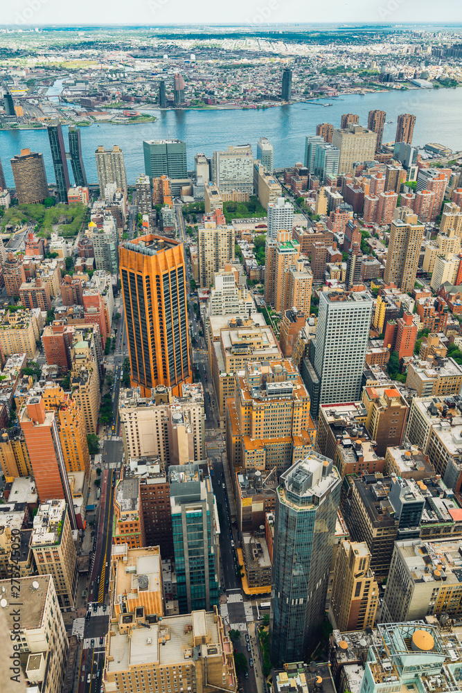 Aerial view: Bạn muốn ngắm New York City Skyline từ trên cao và nhìn những tòa nhà chọc trời vươn lên lấp lánh? Hãy xem hình ảnh này! Với tầm nhìn từ trên cao, bạn sẽ được chiêm ngưỡng toàn cảnh một trong những thành phố đông đúc và sôi động nhất thế giới.