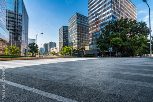 Panoramiczna linia horyzontu i nowoczesne biurowce z pustą drogą, pustą betonową posadzką