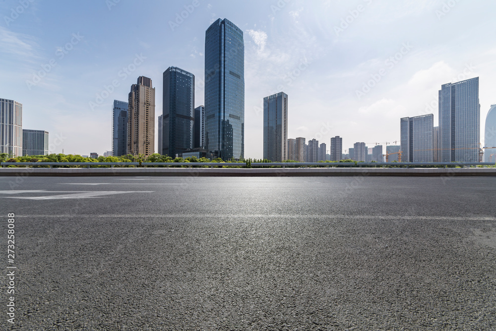 Obraz premium Panoramic skyline with empty road