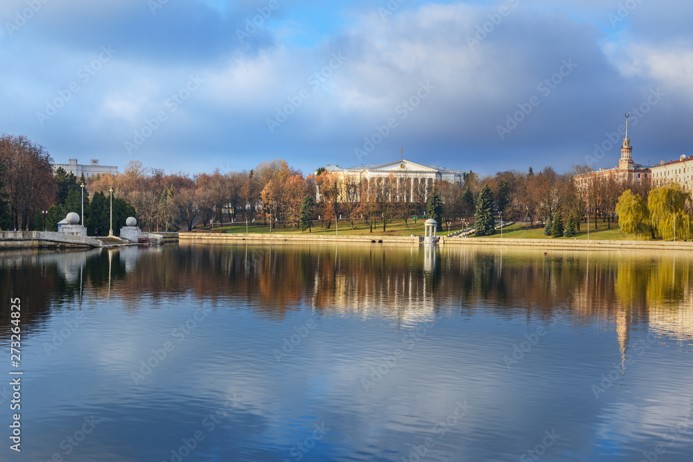 Obraz premium Embakent of Svisloch river in Yanka Kupala Park in autumn. Minsk. Belarus