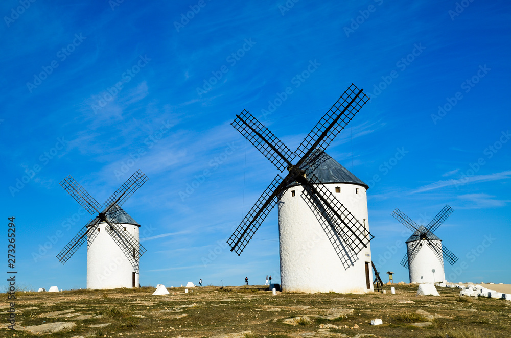 カンポ・デ・クリプターナの風車（スペイン、ラ・マンチャ地方）