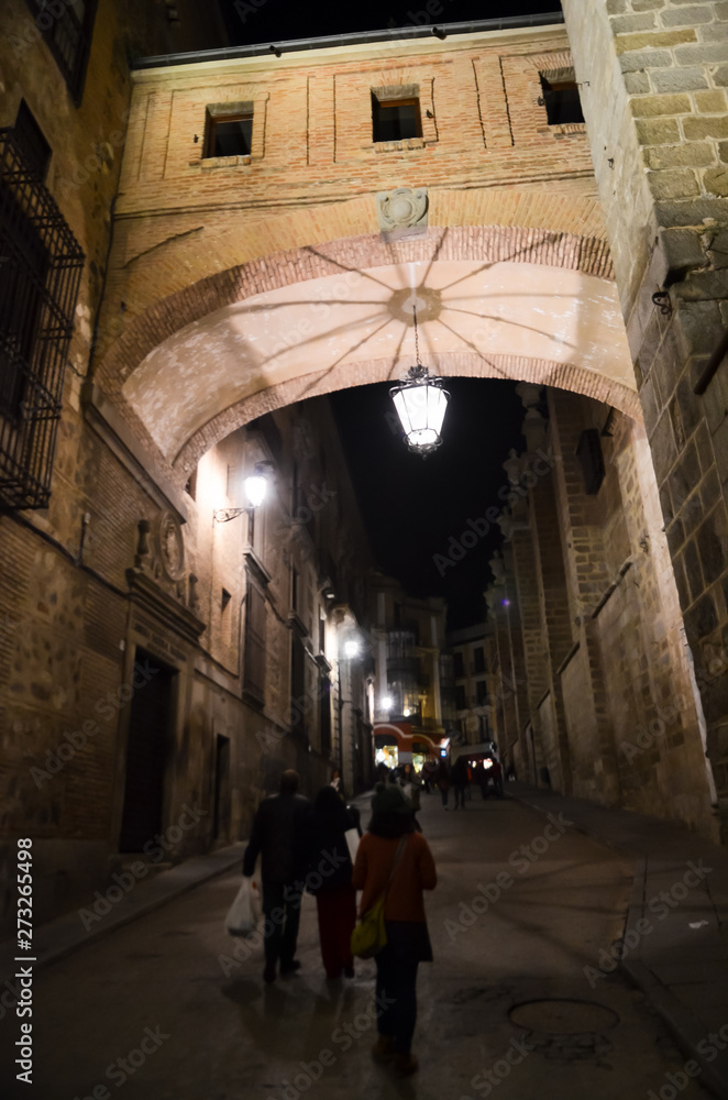 夜のトレド旧市街（スペイン、カスティーリャ＝ラ・マンチャ州）