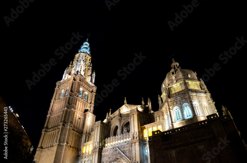 夜のトレド大聖堂（スペイン、カスティーリャ＝ラ・マンチャ州）