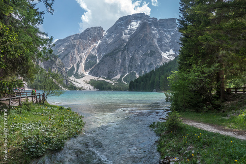 Fototapeta Naklejka Na Ścianę i Meble -  Lake Braies with vivid colors in spring with mountains in the background in the north of Italy