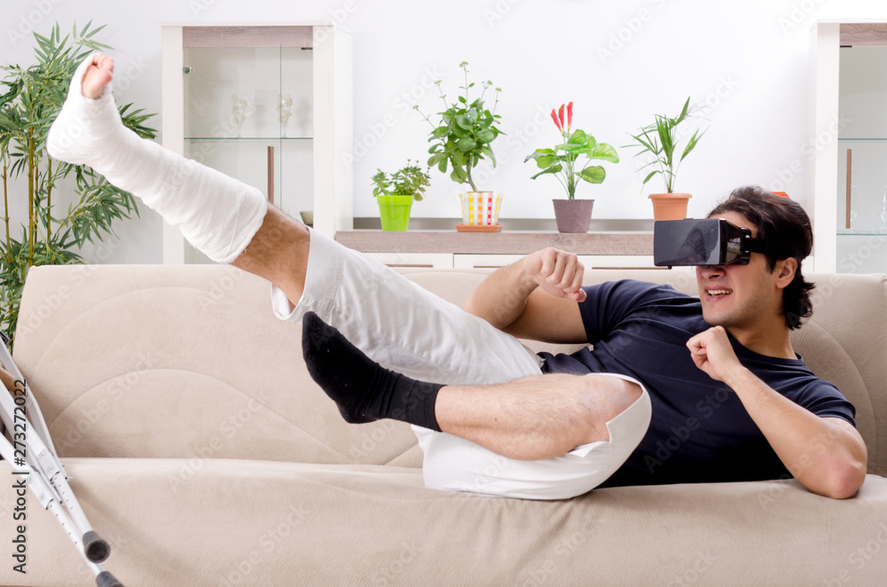 Obraz premium Leg injured young man suffering at home 