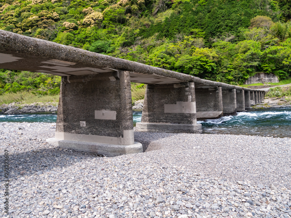 Fototapeta premium 高知県 四万十川 半家沈下橋