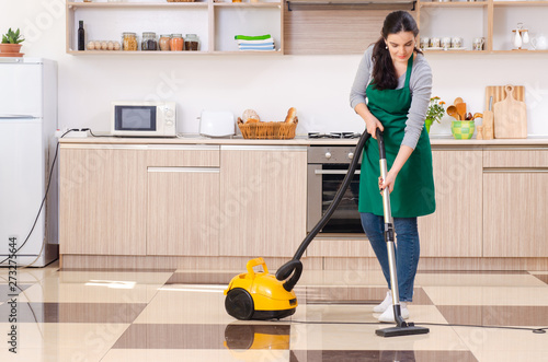 Фототапет Young female contractor doing housework