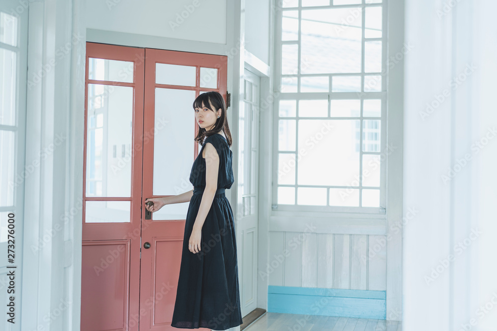 Fototapeta premium 洋館の女性