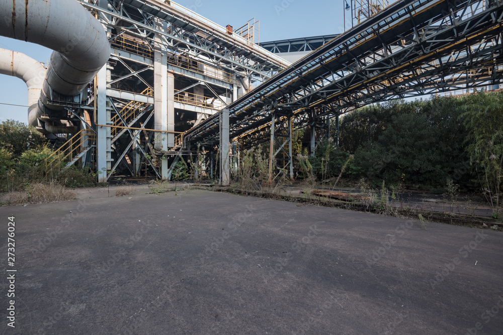 Naklejka premium Asphalt concrete flooring and factory buildings