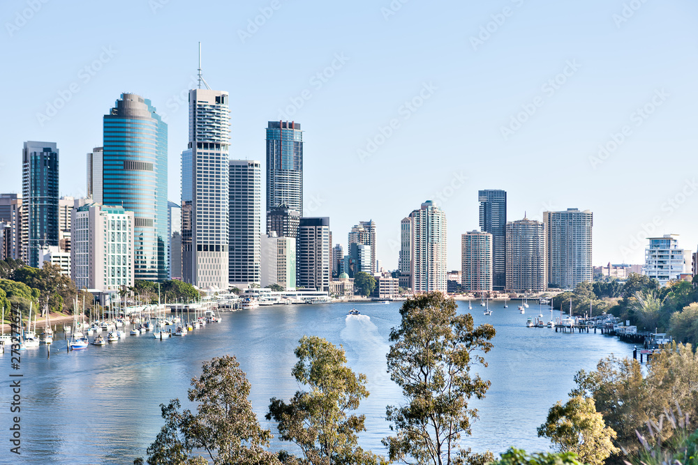 Obraz premium Brisbane City building with river around trees at sunny day