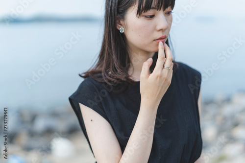 海辺の女性