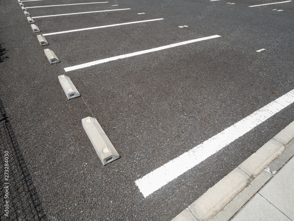 Fototapeta premium 住宅街の駐車場