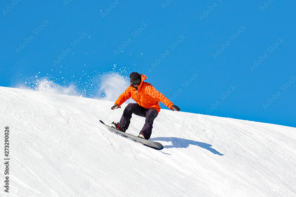 Snowboarder in azione su pista con neve fresca 