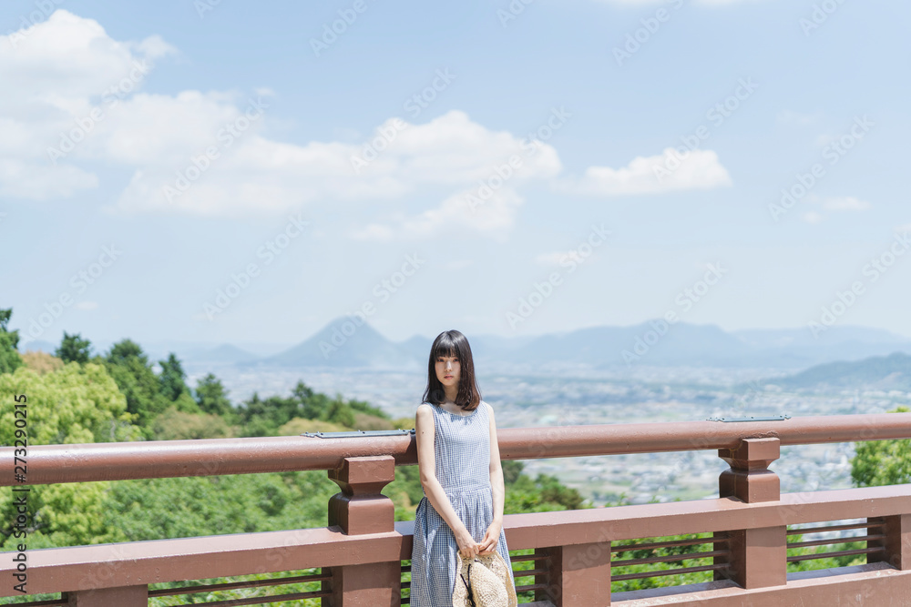 神社仏閣を巡る女性