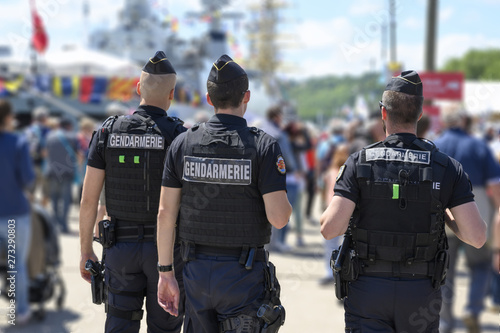 Gendarmes en patrouille photo