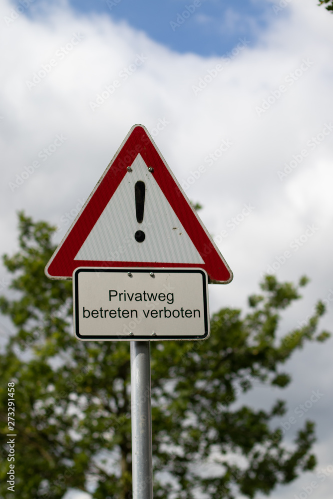 Schild Achtung , Privatweg, betreten verboten Schild Achtung , Privatweg, betreten verboten