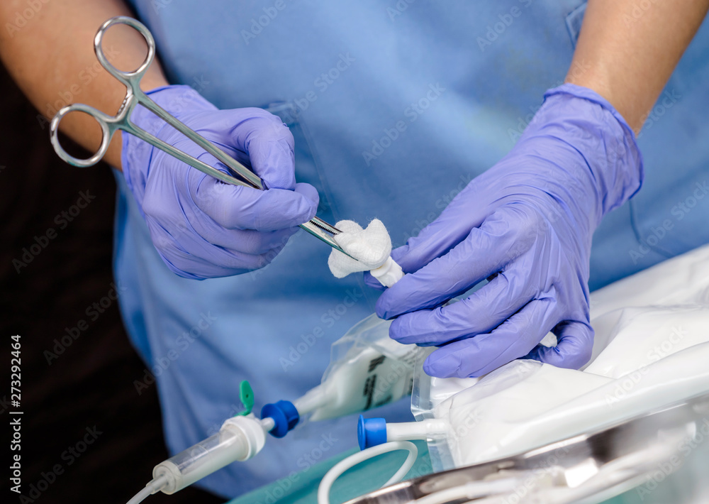 Foto de Clean nurse with sterile gauze stopper of bag of nutrition ...
