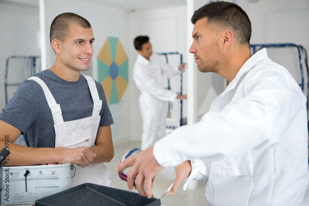 Obraz premium two interior construction workers working in a team