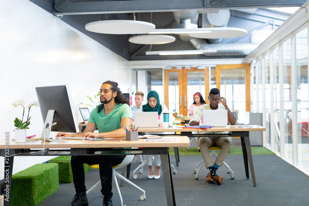 Obraz premium Business people working at desk in a modern office