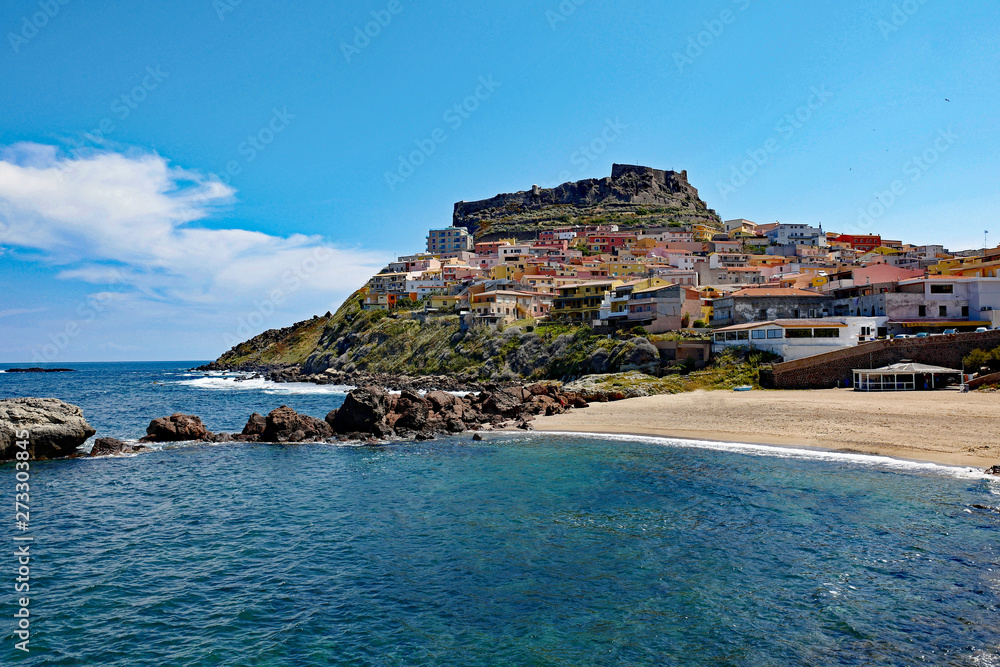 Sardinien Castelsardo Blick auf die Stadt mit Strand