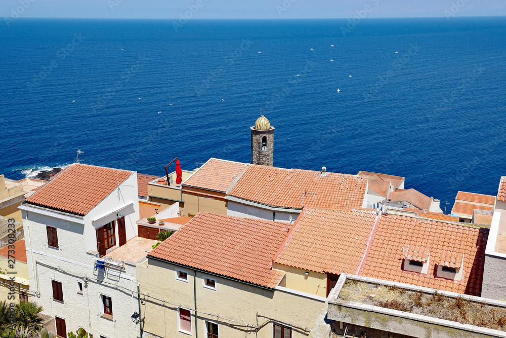 Fototapeta premium Sardinien Blick über die Dächer aufs Meer