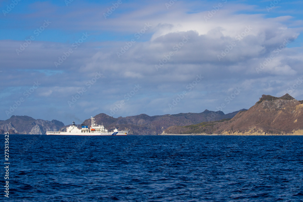 小笠原の海上を走行する海上保安庁の巡視船,あきつしま