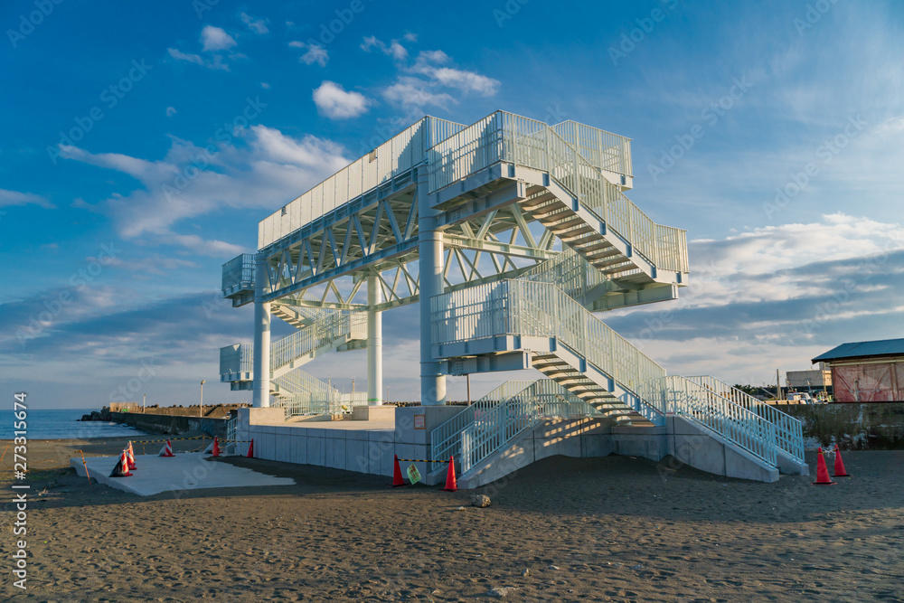 Fototapeta premium 津波避難タワー 大磯海水浴場