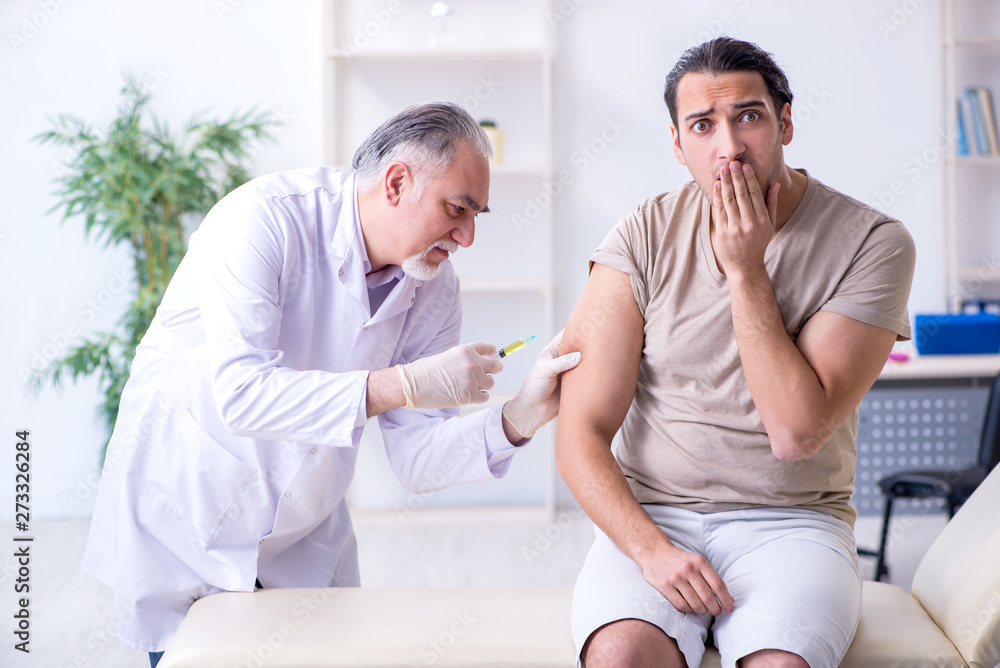Obraz premium Male patient visitng doctor for shot inoculation 