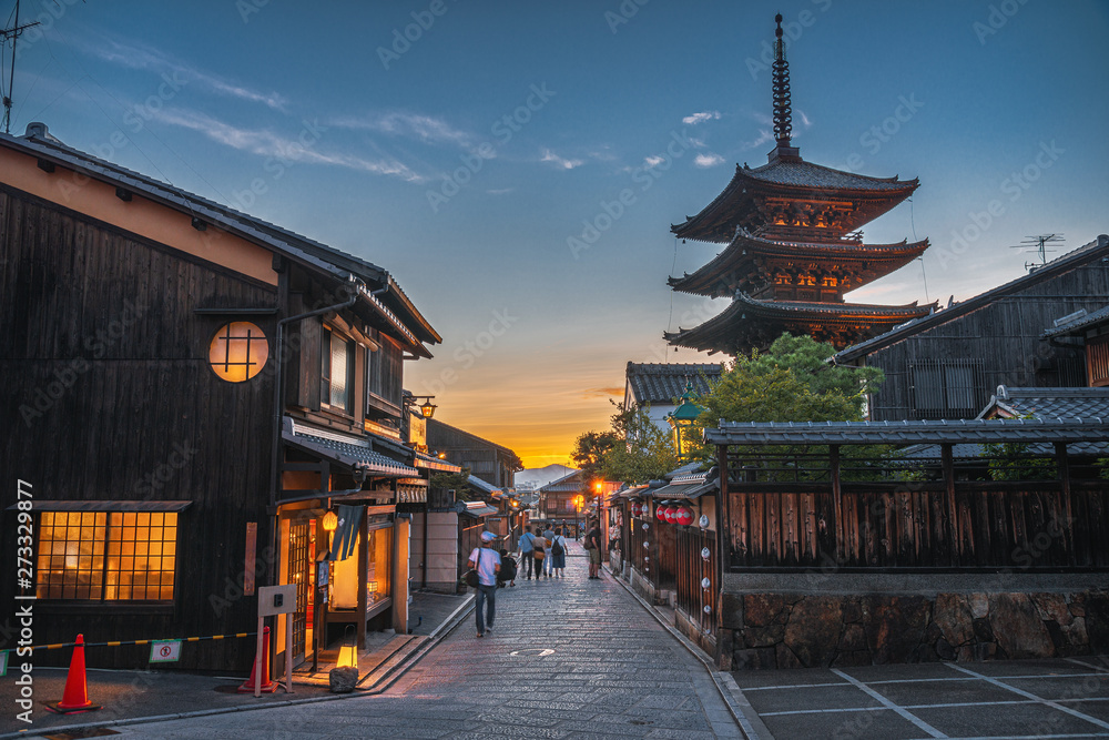 Fototapeta premium Kyoto Yasaka Tower o zmierzchu