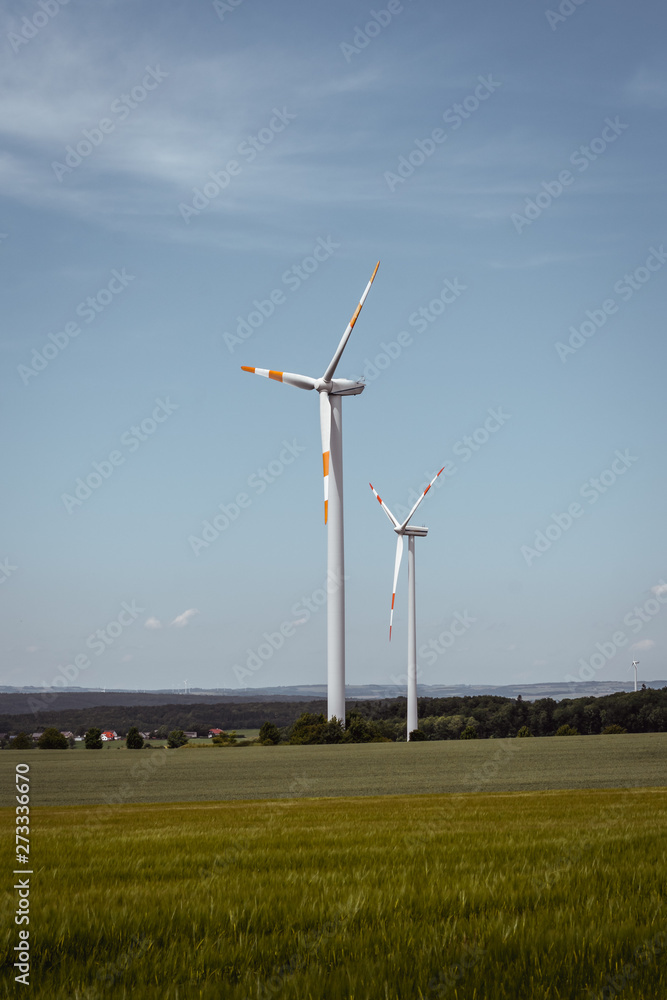 Fototapeta premium Windkraftanlage auf offenem Feld in der Eifel