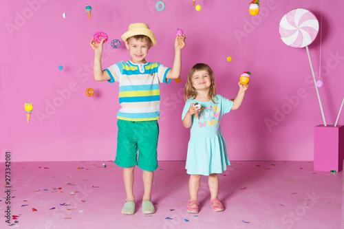 фотографія two children with happy birthday cupcake
