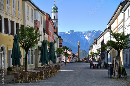 In der Fussgängerzone von Murnau am Staffelsee mit Blick auf die Alpen