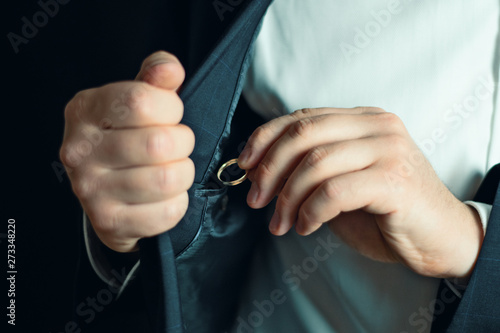 Man hides an engagement ring in his pocket  © Natalia