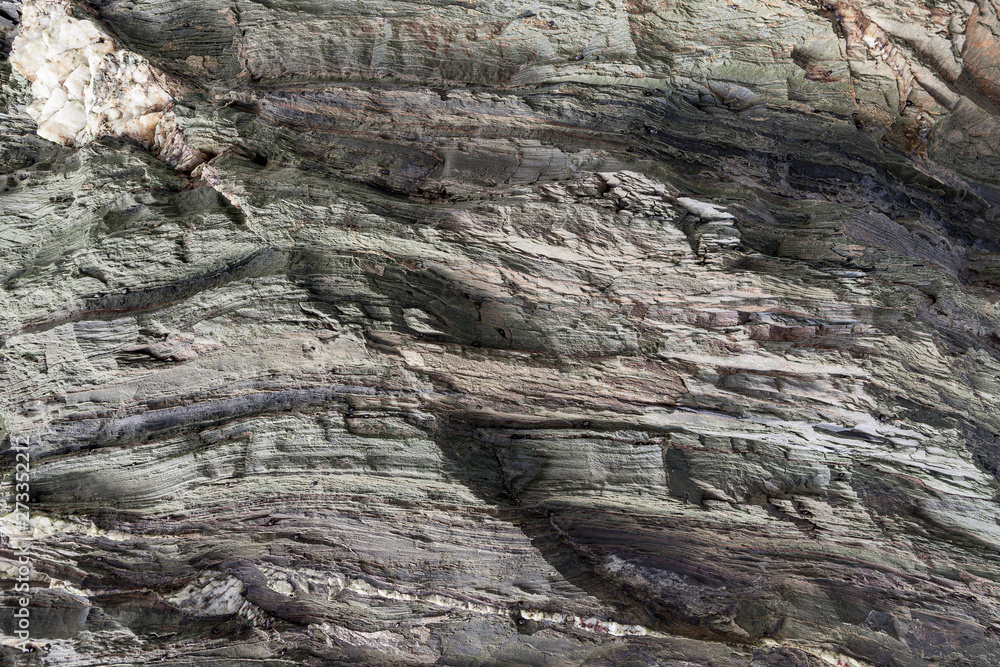 Textura da superfície da rocha natural, onde se podem ver as camadas de rocha e os cristais formados ao longo do tempo. Pode ser usada como fundo. Textura da superfície da rocha natural, onde se podem ver as camadas de rocha e os cristais formados ao longo do tempo. Pode ser usada como fundo.