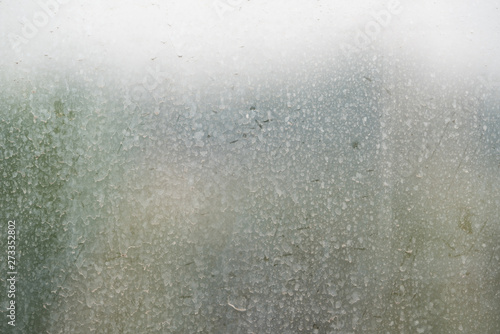Fotografi blurred muddy glass texture with blurred street view