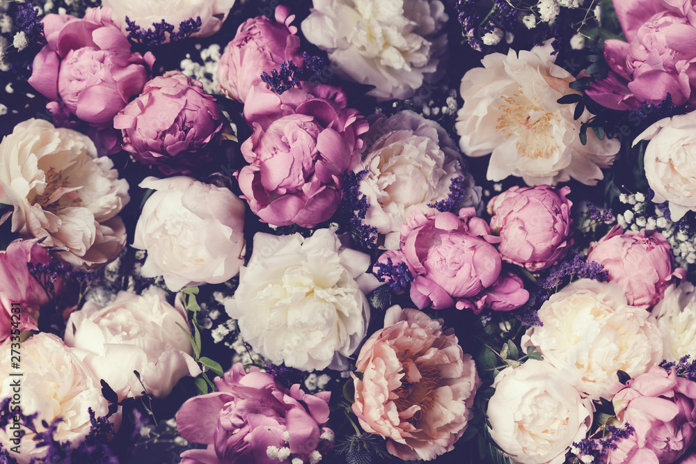 Fototapeta Bukiet różowych i białych piwonii. Dekoracja florystyczna. Barokowy obraz starego stylu. Naturalne kwiaty 